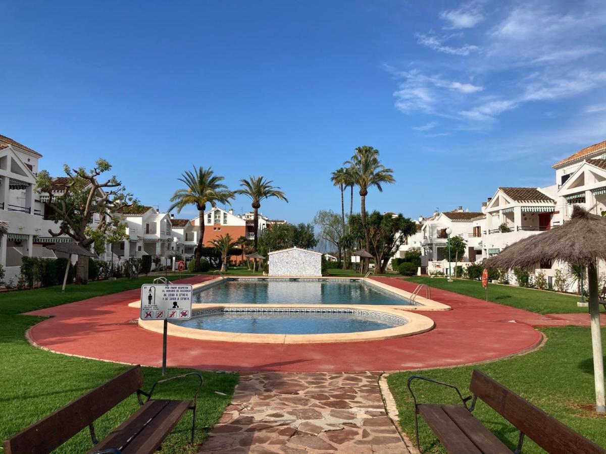 Chalet Adosado En Urbanizacion Con Precioso Jardin Denia Exterior photo